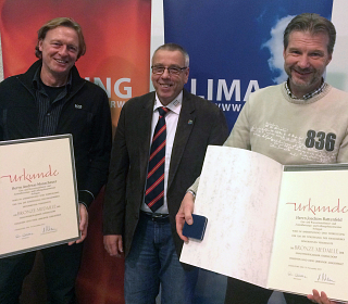 "Bronzene Ehrennadel" für Andreas Monscheuer (l.) & Joachim Battenfeld (r.)