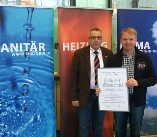 Rolf Kollig (r.) erhält den silbernen Meisterbrief von Obermeister Dirk Leinen.